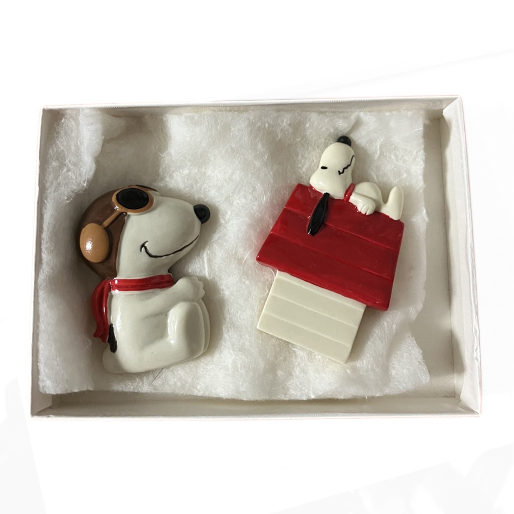 “Peanuts” collector magnets. Two snoopy magnets. Vintage!